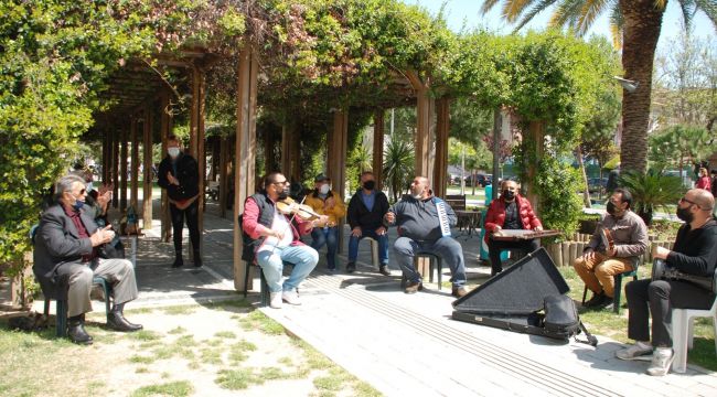 Müzisyenlerin ezgileri sokağa taştı