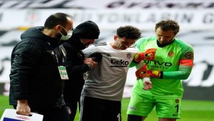 Oğuzhan Özyakup, sahayı sedyeyle terk etti