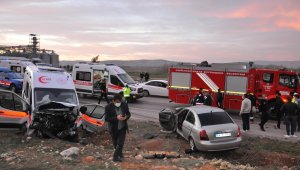 Otomobil ile ambulans kafa kafaya çarpıştı: 3 ölü, 3 yaralı