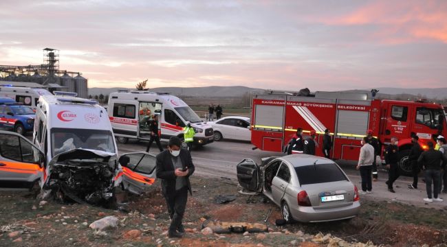 Otomobil ile ambulans kafa kafaya çarpıştı: 3 ölü, 3 yaralı