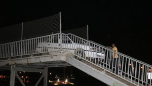 Otomobille yaya köprüsünden geçecekti!