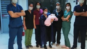 Parmak bebek, 2 ay sonra ailesine kavuştu