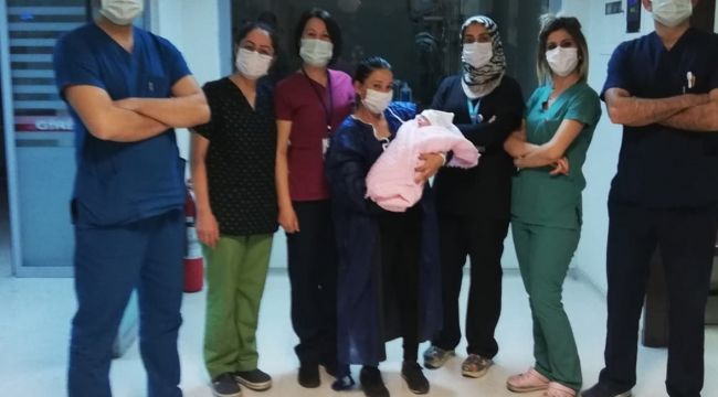 Parmak bebek, 2 ay sonra ailesine kavuştu