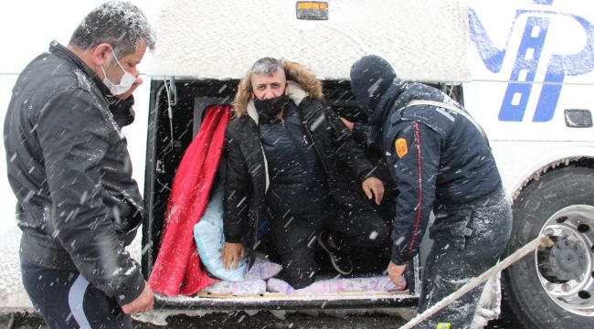 Şarampole kayan otobüsteki 24 kişi bagajdan tahliye edildi