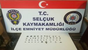 Selçuk'ta durdurulan araçtan tarihi eserler çıktı