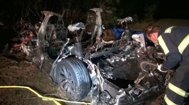 Sürücüsüz otomobil ağaca çarptı: 2 ölü