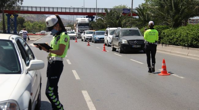 Tam kapanmada İzmir polisinden sıkı denetim