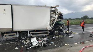 TIR'a arkadan çarptı: 1 ölü, 1 ağır yaralı