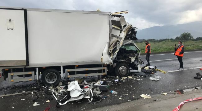 TIR'a arkadan çarptı: 1 ölü, 1 ağır yaralı