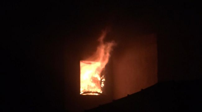 Üç katlı evde çıkan yangın korkuttu!