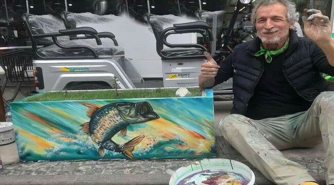 Uçan kaleci parmakları ile sokakları renklendiriyor 