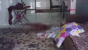 Yaşlı adam karısını satırla doğradı