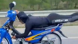 Yatarak tek elle motosiklet kullandı