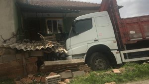 Yoldan çıkan kamyon eve çarptı
