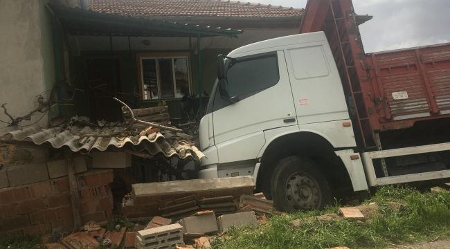 Yoldan çıkan kamyon eve çarptı