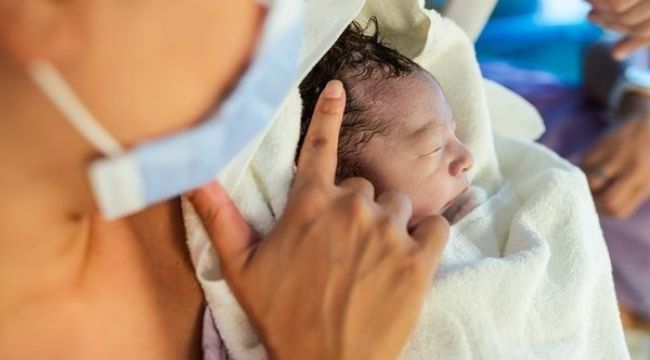 25 yaşındaki kadın 'dokuz' doğurdu