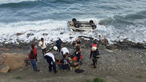 5 kişinin bulunduğu araç denize uçtu