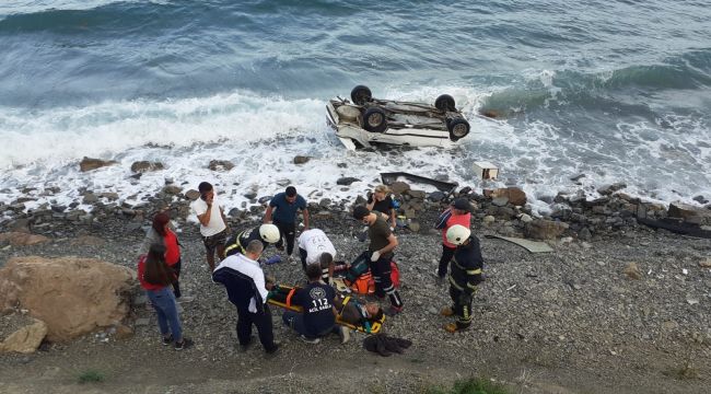 5 kişinin bulunduğu araç denize uçtu