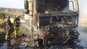Adıyaman'da yanan tır alev topuna döndü