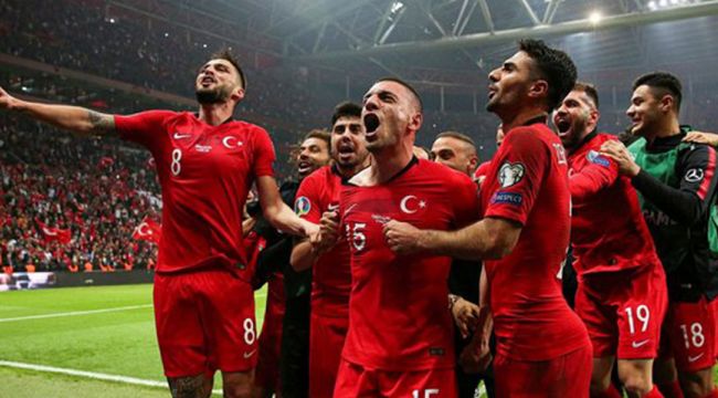 Bakan Çavuşoğlu ile Bakan Kasapoğlu, milli maçta