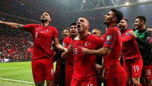 Bakan Çavuşoğlu ile Bakan Kasapoğlu, milli maçta