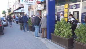 Balıkesir'de ödemeler için kuyruk oluştu