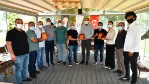 Bankta unutulan çantayı sahibine ulaştıran işçilere altın hediyesi