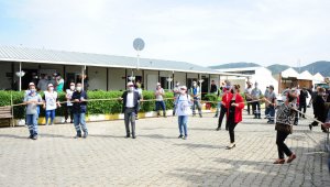 Başkan Çalkaya, işçilerle halay çekip 1 Mayıs'ı kutladı