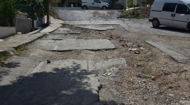 Başkan icraatlarıyla övündü, Urlalı onu yalanladı