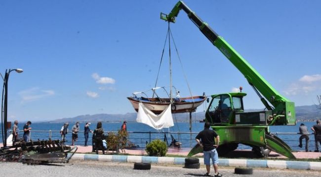 Batan tekneler denizden çıkartılıyor