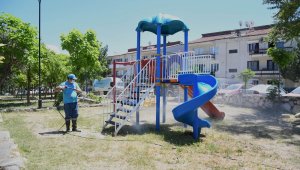 Belediye ekipleri Kuşadası'nı köşe bucak temizliyor