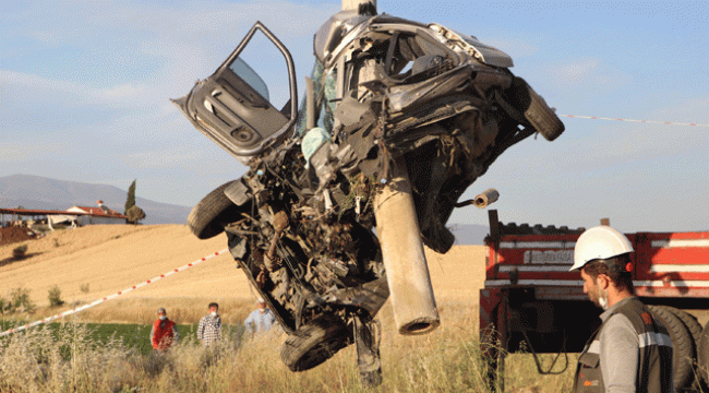 Beton direğe çarpan lüks cip 2'ye ayrıldı: 2 ölü
