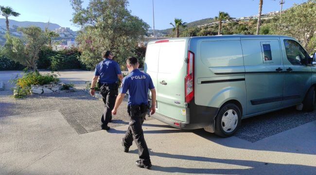 Bodrum'da bankaya ve zırhlı araçlara taşlı saldırı