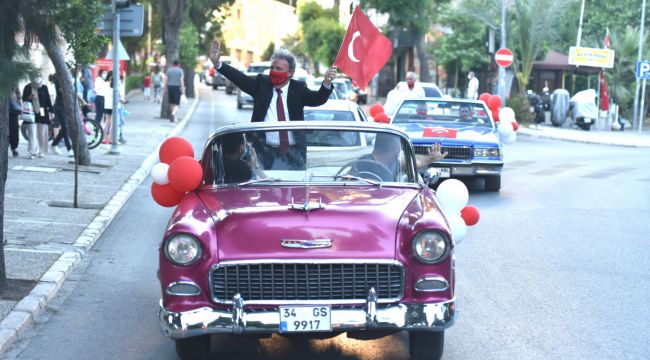 Bornova'da klasik otomobillerle 19 Mayıs turu
