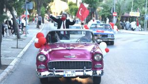 Bornova'da klasik otomobillerle 19 Mayıs turu
