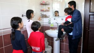 Bu aile banyosunu kumrularla paylaşıyor