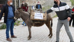 Bu gezici kütüphanenin kitapları eşekle taşınıyor