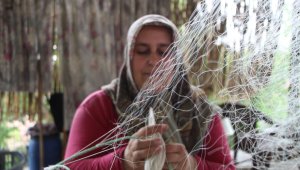 Bu kadınlar dantel yerine balık ağı örüyor