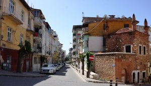 Bu sokağın iki ucu tarihe götürüyor