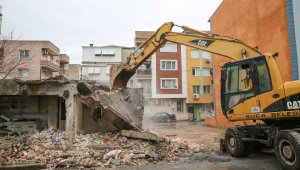 Buca'da metruk binalara müdahale