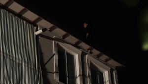 Çatıya çıkan genç kız, korku dolu anlar yaşattı