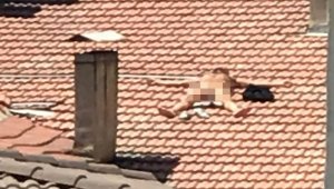 Çıplak vaziyette çatıya çıktı, itfaiye ve polis alarma geçti