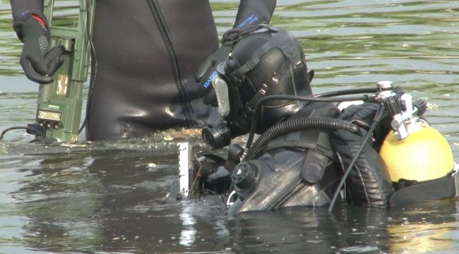 Dalgıç polisler derede silah aradı