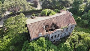 Defineciler tarihi köşkü talan etti