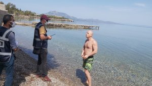 Denize girdi, "İşsizim, ceza kesmeyin" dedi