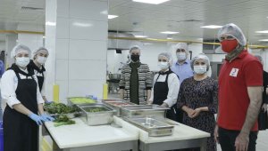 DEÜ, İzmir Valiği ile 500 aileye iftar menüsü hazırladı