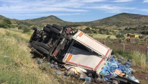 Dikili'de su damacanası kamyonu devrildi: 2 yaralı