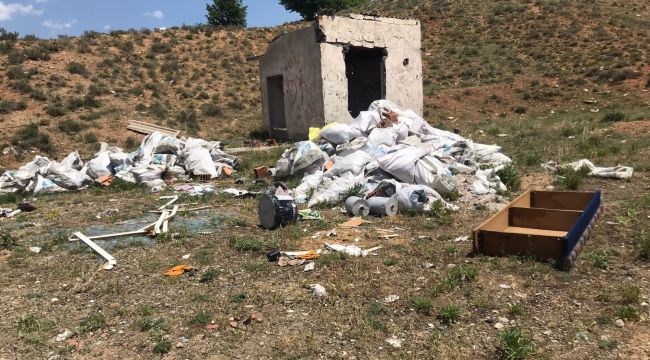 Duyarsızca atılan moloz ve inşaat atıkları 'pes' dedirtti