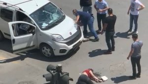 Elektrikli bisikletle ticari araç çarpıştı: 2 kız kardeş yaralandı