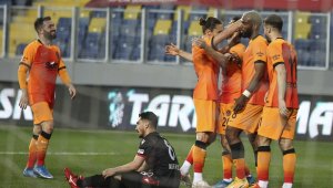Galatasaray bırakmıyor